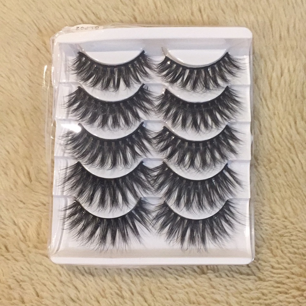 Brand new set of false eyelashes
